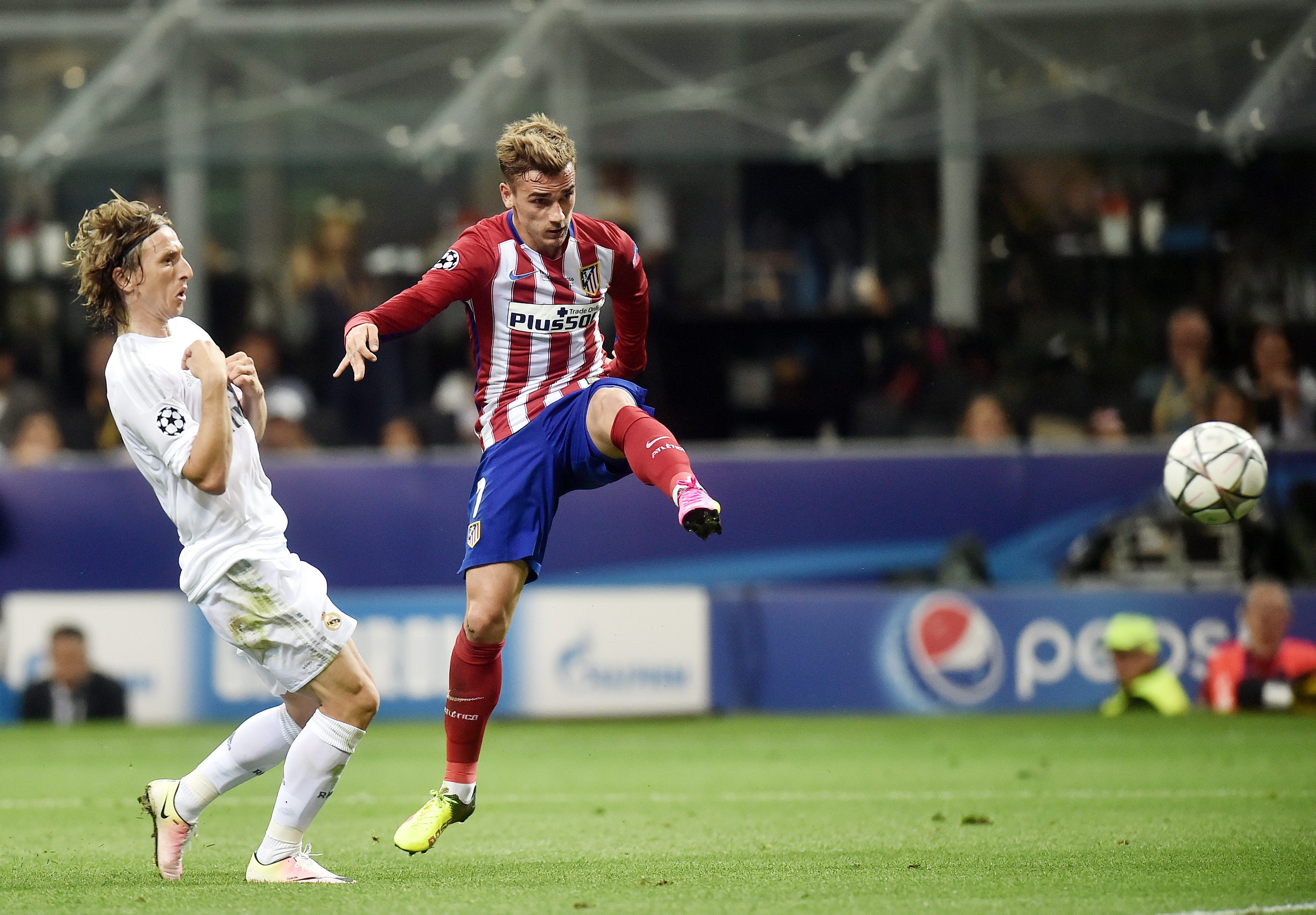 Griezmann remata en una de las ocasiones que tuvo en la final de la Champions | Foto: EFE Griezmann remata en una de las ocasiones que tuvo en la final de la Champions | Foto: EFE