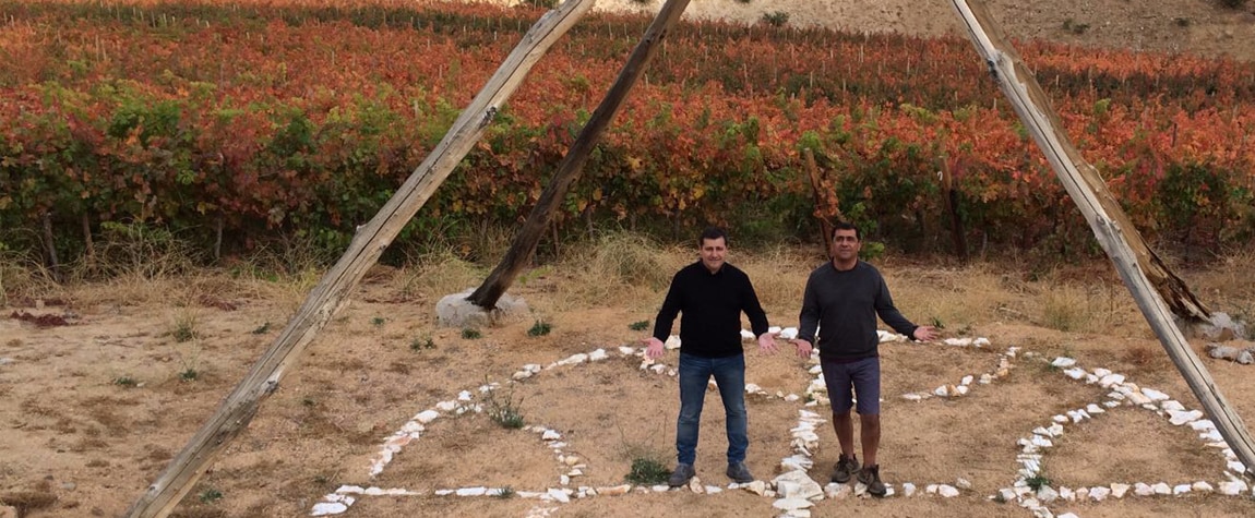 Fotografía de Josep Roca con el enólogo Marcelo Retamal en el valle del Elqui en Chile durante el viaje de prospección de la Gira BBVA