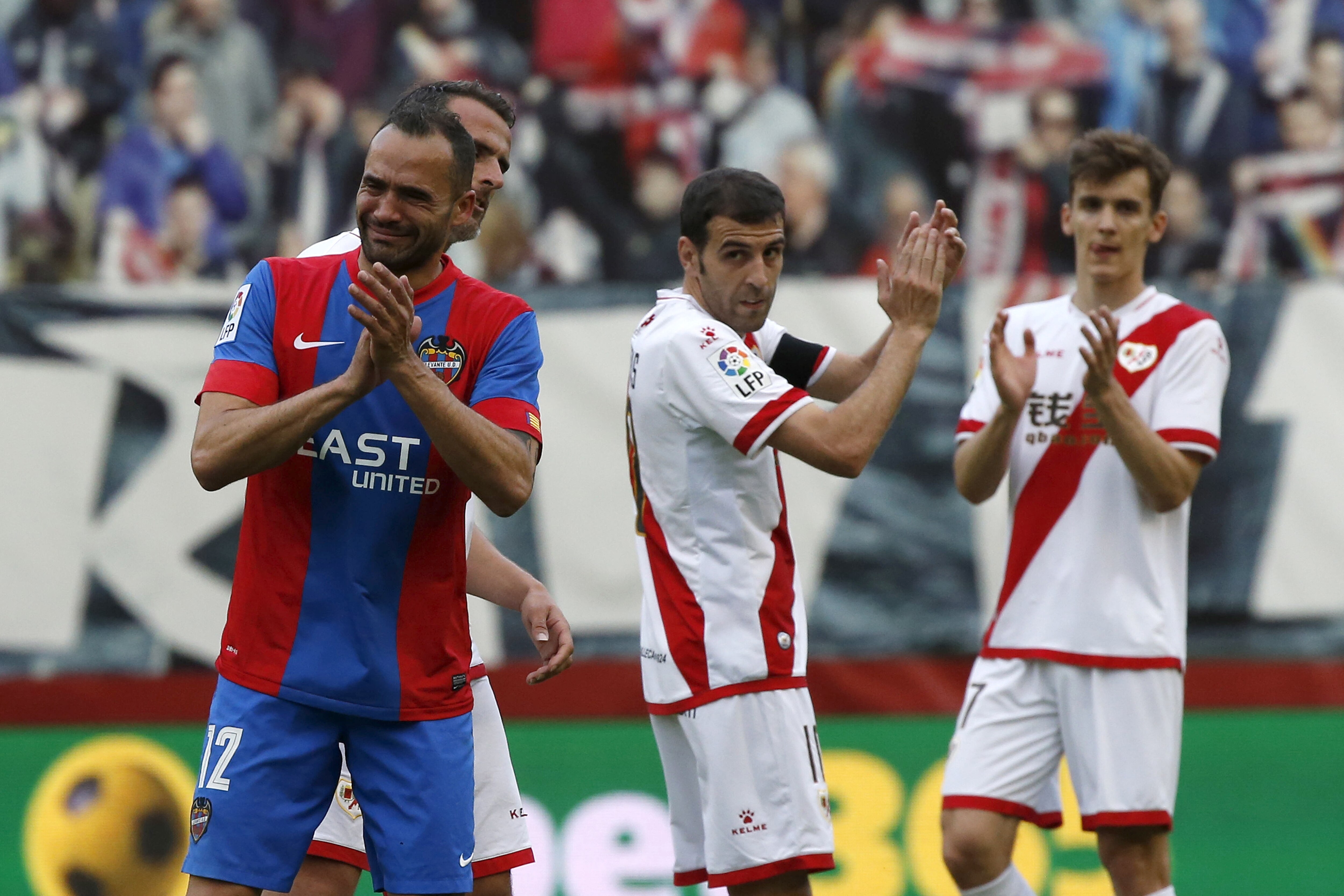 Juanfran, en su despedida en Vallecas en la última jornada de la Liga BBVA | Foto: EFE Juanfran, en su despedida en Vallecas en la última jornada de la Liga BBVA | Foto: EFE