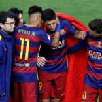 Fotografía de Luis Suárez lesionado consolado por Messi y Neymar final Copa del Rey