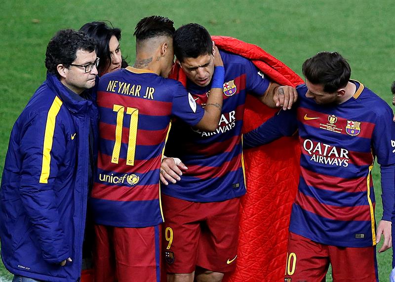 Fotografía de Luis Suárez lesionado consolado por Messi y Neymar final Copa del Rey