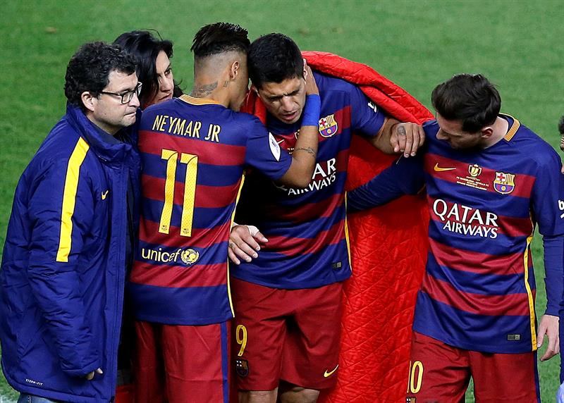 Fotografía de Luis Suárez lesionado consolado por Messi y Neymar final Copa del Rey / BBVA Fotografía de Luis Suárez lesionado consolado por Messi y Neymar final Copa del Rey