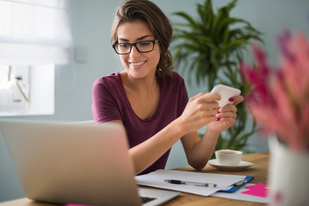 mujer-persona-ordenador-movil-recurso-bbva mujer-persona-ordenador-movil-recurso-bbva