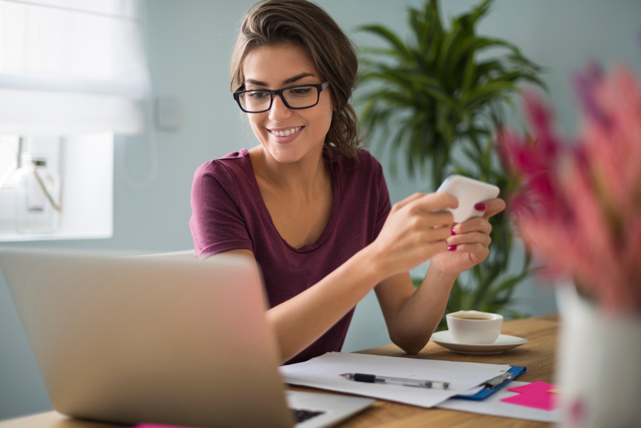 mujer-persona-ordenador-movil-recurso-bbva mujer-persona-ordenador-movil-recurso-bbva