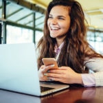 juventud millennials ordenador navegar internet tecnología recurso