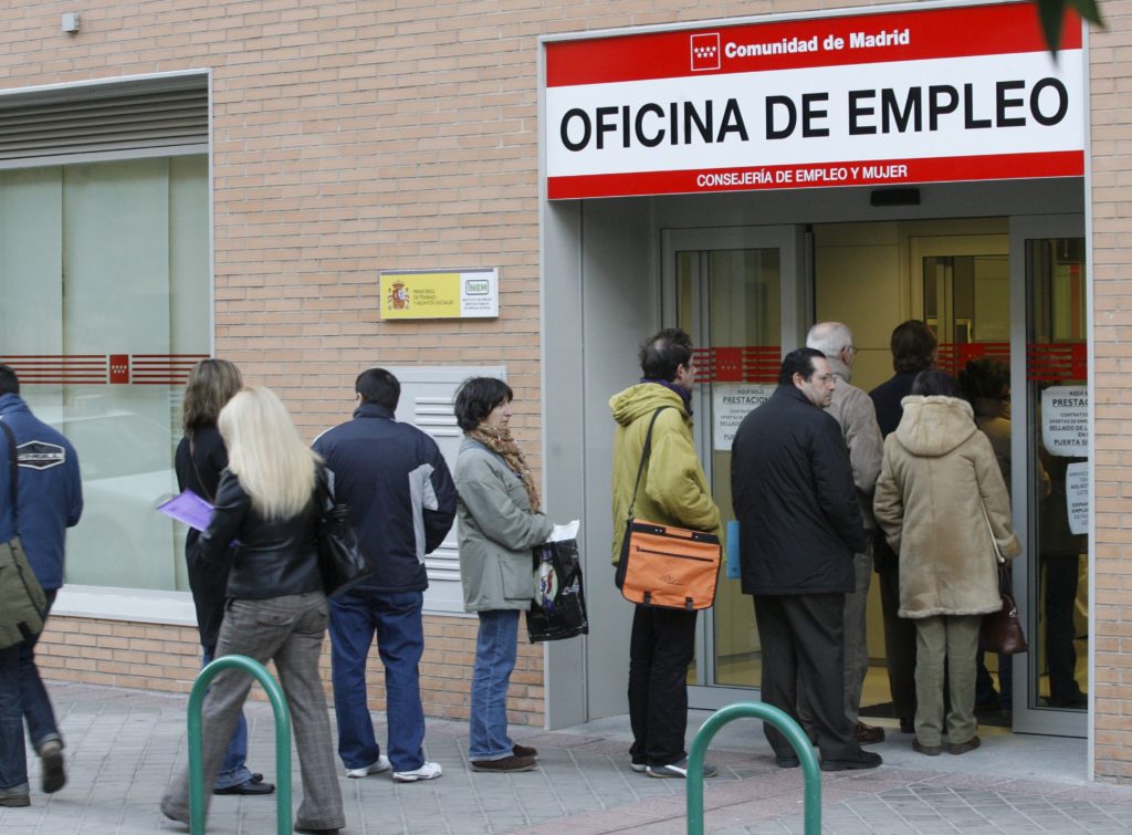 ESPAÑA-DESEMPLEO-INEM:MD04. MADRID, 03/12/08.- Un grupo de personas hacen hoy cola en la entrada de una oficina de empleo de la Comunidad de Madrid. El paro llegó en noviembre a 2.989.269 personas, creciendo a una media de 5.708 al día, por lo que hoy se superan los 3 millones de desempleados. EFE/Victor Lerena
