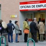 ESPAÑA-DESEMPLEO-INEM:MD04. MADRID, 03/12/08.- Un grupo de personas hacen hoy cola en la entrada de una oficina de empleo de la Comunidad de Madrid. El paro llegó en noviembre a 2.989.269 personas, creciendo a una media de 5.708 al día, por lo que hoy se superan los 3 millones de desempleados. EFE/Victor Lerena