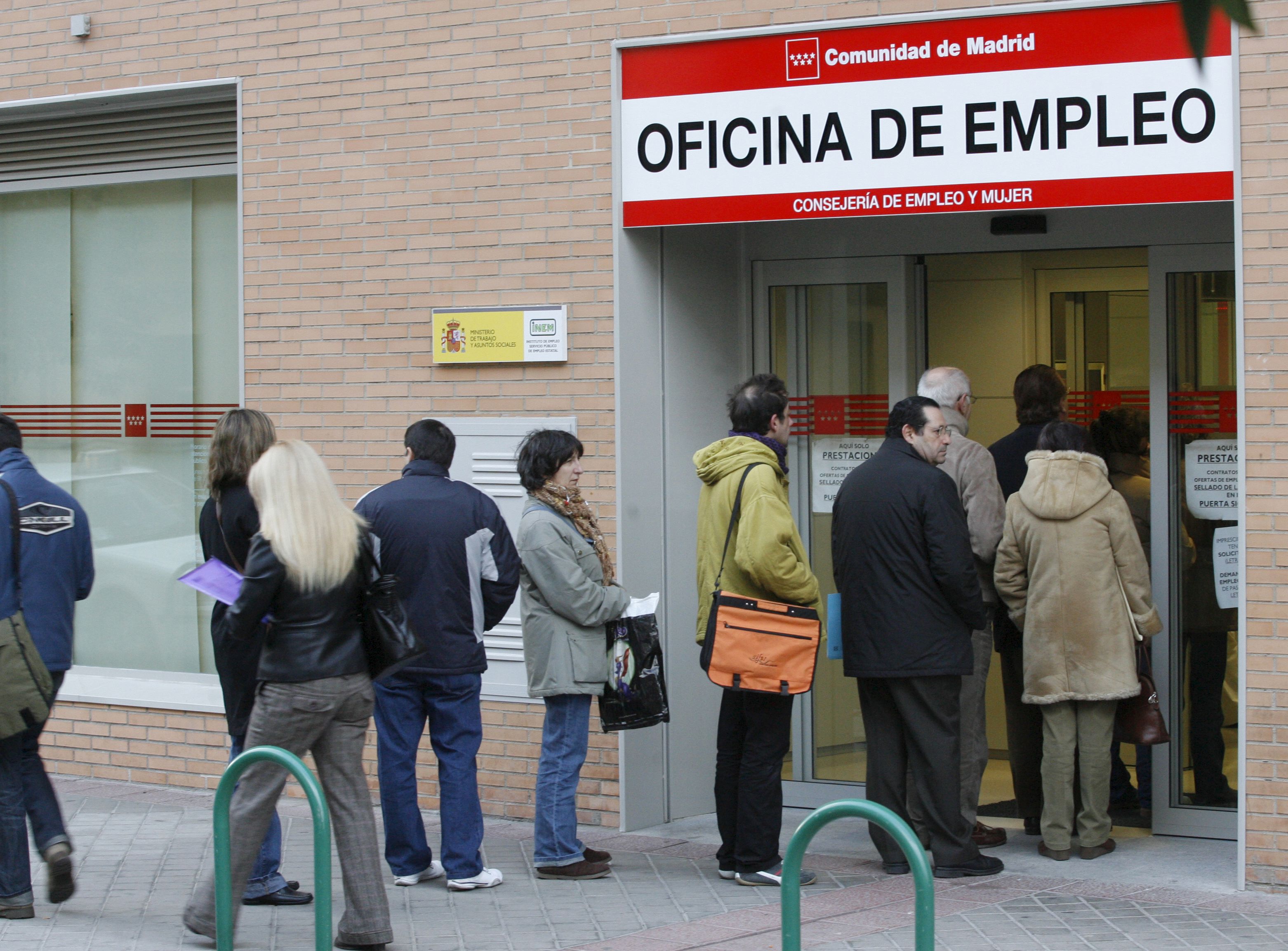ESPAÑA-DESEMPLEO-INEM:MD04. MADRID, 03/12/08.- Un grupo de personas hacen hoy cola en la entrada de una oficina de empleo de la Comunidad de Madrid. El paro llegó en noviembre a 2.989.269 personas, creciendo a una media de 5.708 al día, por lo que hoy se superan los 3 millones de desempleados. EFE/Victor Lerena ESPAÑA-DESEMPLEO-INEM:MD04. MADRID, 03/12/08.- Un grupo de personas hacen hoy cola en la entrada de una oficina de empleo de la Comunidad de Madrid. El paro llegó en noviembre a 2.989.269 personas, creciendo a una media de 5.708 al día, por lo que hoy se superan los 3 millones de desempleados. EFE/Victor Lerena