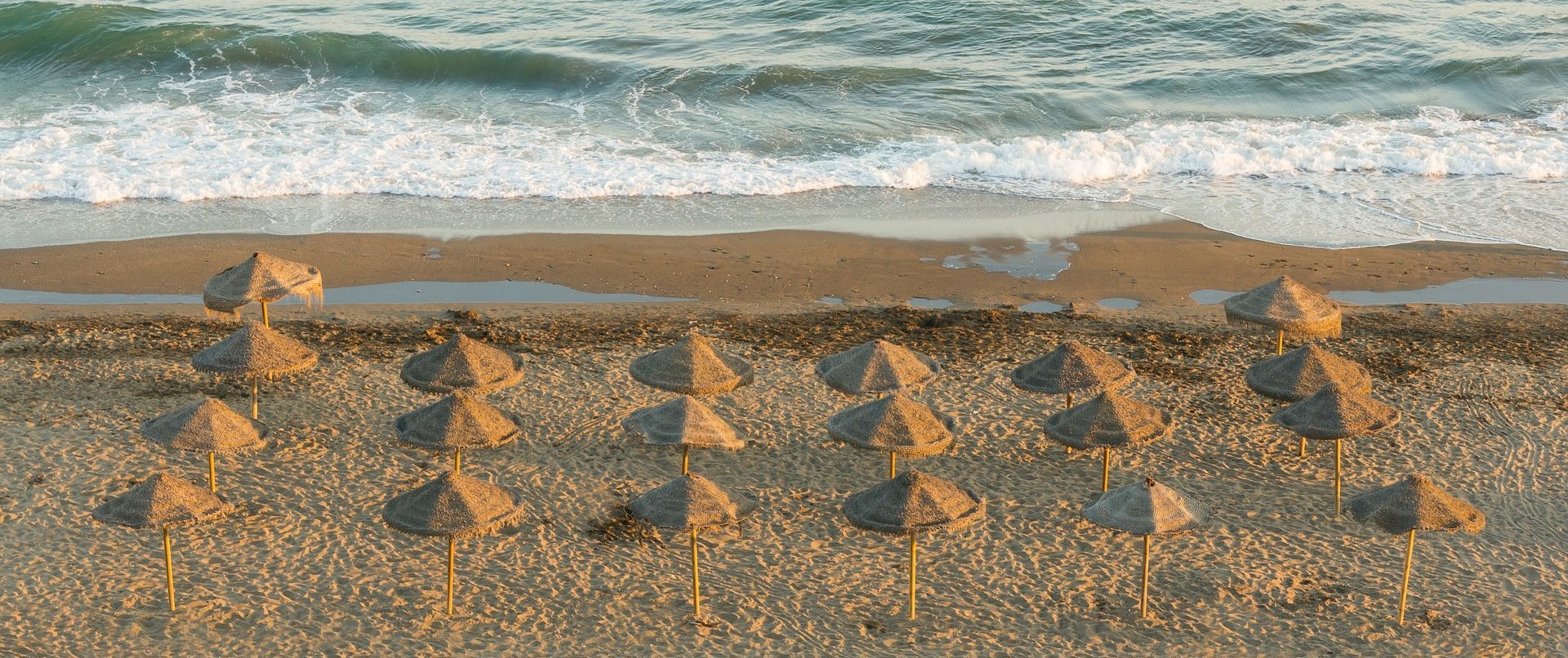playa-espana-sombrilla-arena-verano-turismo-bbva