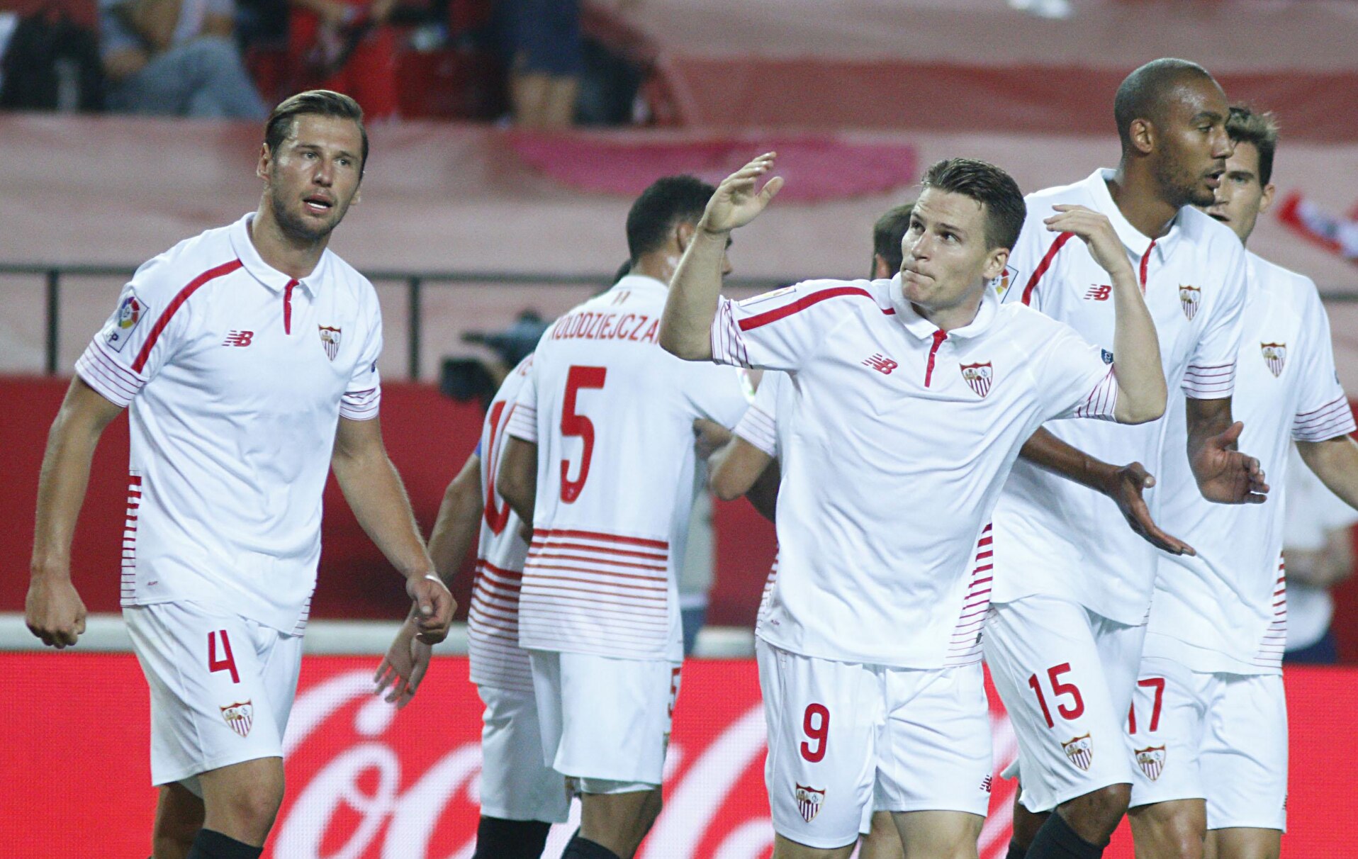 Kevin Gameiro celebra un gol con sus compañeros del Sevilla / BBVA Fotografía de Kevin Gameiro celebra un gol con sus compañeros del Sevilla