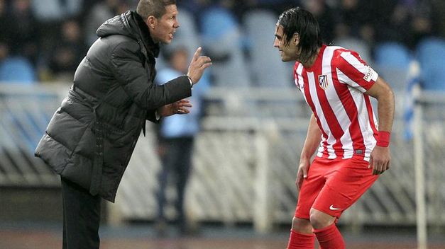 Simeone da órdenes a Falcao durante un partido de la Liga BBVA | Foto: EFE Simeone da órdenes a Falcao durante un partido de la Liga BBVA | Foto: EFE