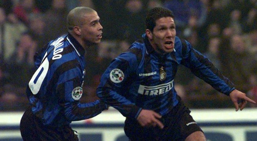 Simeone celebra un gol en su etapa como futbolista del Inter de Milán