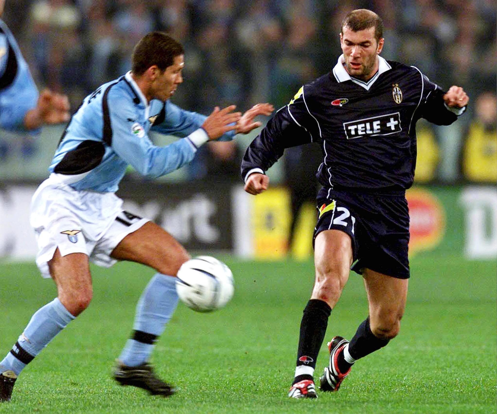 Simeone y Zidane, durante su duelo como futbolistas en la Serie A | Foto: EFE Simeone y Zidane, durante su duelo como futbolistas en la Serie A | Foto: EFE