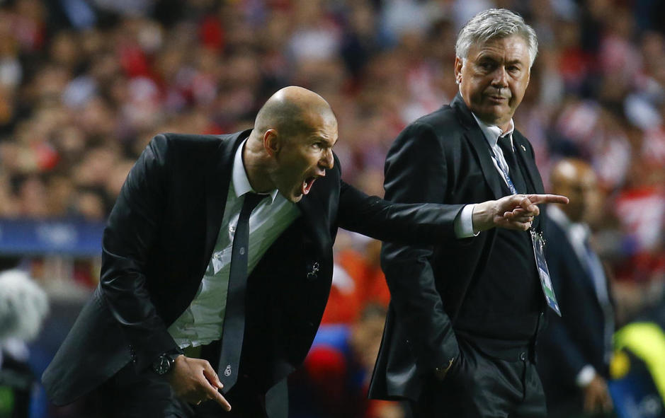 Zidane, en su etapa como segundo entrenador del Real Madrid entonces dirigido por Ancelotti | Foto: EFE