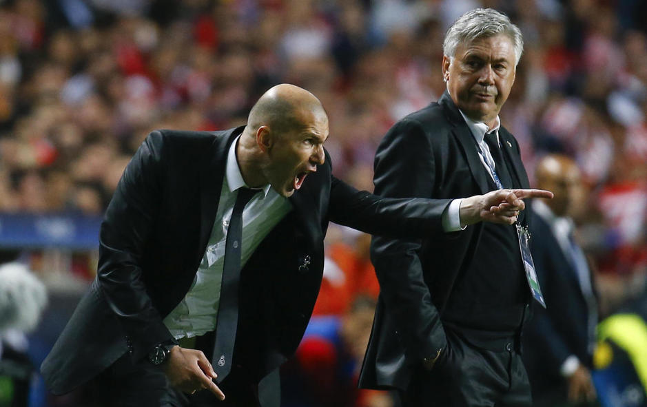 Zidane, en su etapa como segundo entrenador del Real Madrid entonces dirigido por Ancelotti | Foto: EFE Zidane, en su etapa como segundo entrenador del Real Madrid entonces dirigido por Ancelotti | Foto: EFE