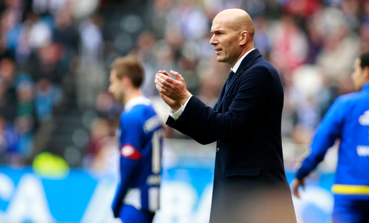 Zidane aplaude a sus jugadores en el último partido de la Liga BBVA | Foto: EFE