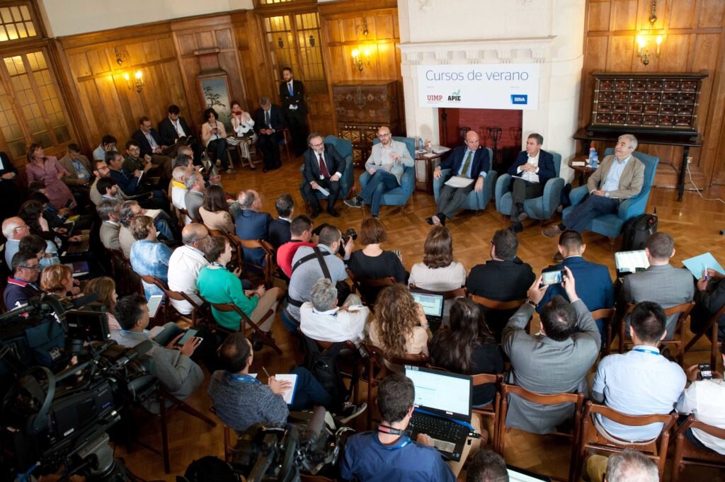 Hoy también se ha vivido una jornada muy intensa en el curso de verano que organiza la Asociación de Periodistas de Información Económica (APIE) y la Universidad Internacional Menéndez Pelayo (UIMP) y que cuenta con el patrocinio de BBVA. En esta ocasión, el debate político económico ha estado muy presente, a través de una mesa redonda entre los responsables económicos de los cuatro principales partidos, así como de la patronal de empresarios (CEOE) y banca (Sareb) que realizaron un análisis de cómo vislumbran el panorama actual.