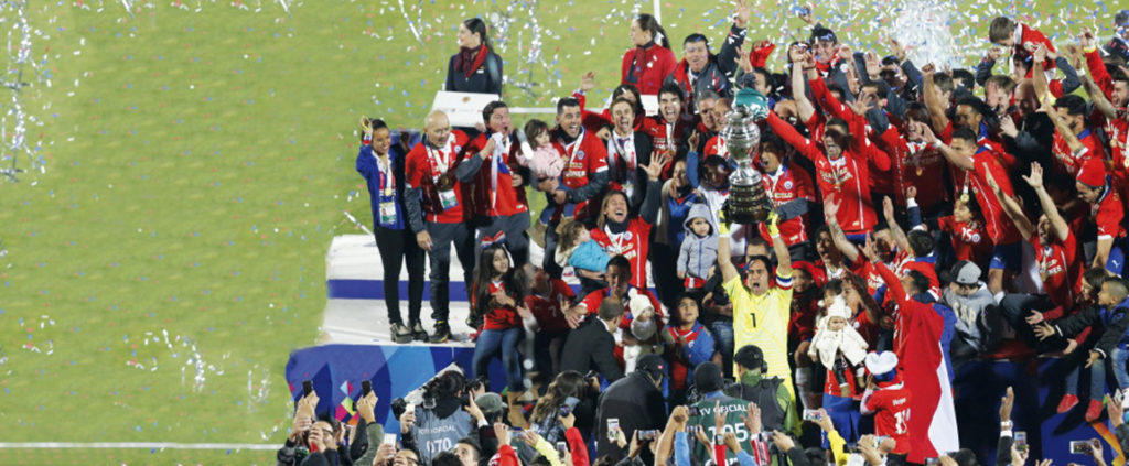 Claudio Bravo levanta la Copa América 2015 | Foto: EFE Claudio Bravo levanta la Copa América 2015 | Foto: EFE