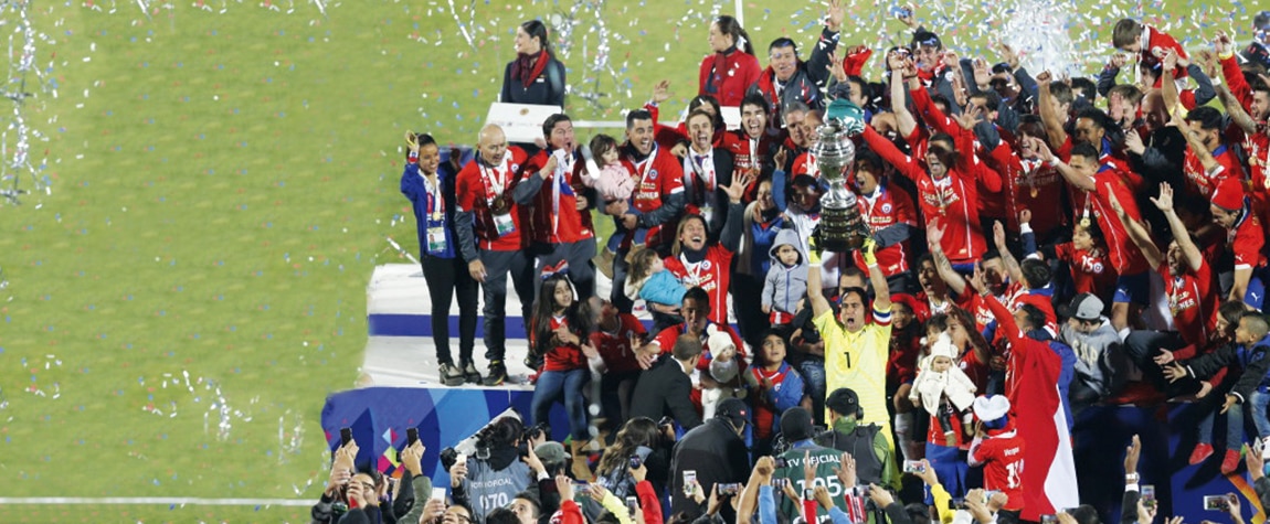 Claudio Bravo levanta la Copa América 2015 | Foto: EFE