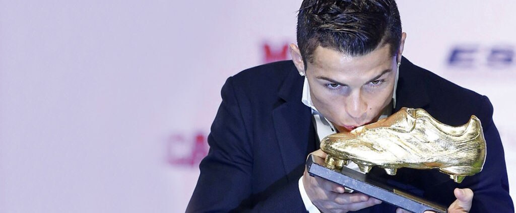 Fotografía de Cristiano Ronaldo con la Bota de Oro