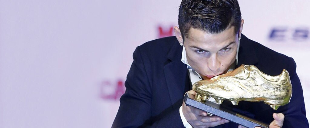 Cristiano Ronaldo con la Bota de Oro. Foto: EFE Fotografía de Cristiano Ronaldo con la Bota de Oro