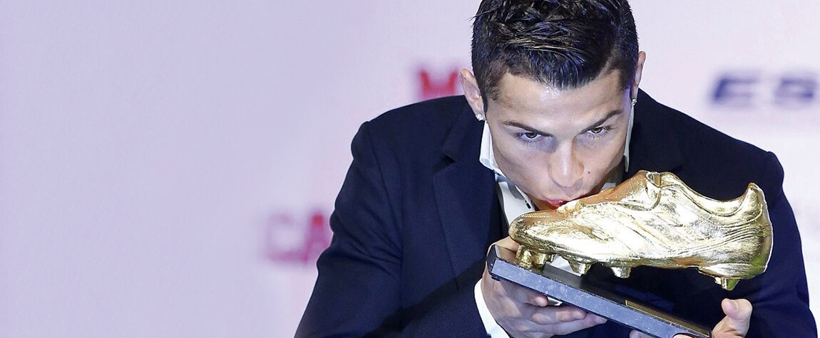 Cristiano Ronaldo con la Bota de Oro. Foto: EFE Fotografía de Cristiano Ronaldo con la Bota de Oro