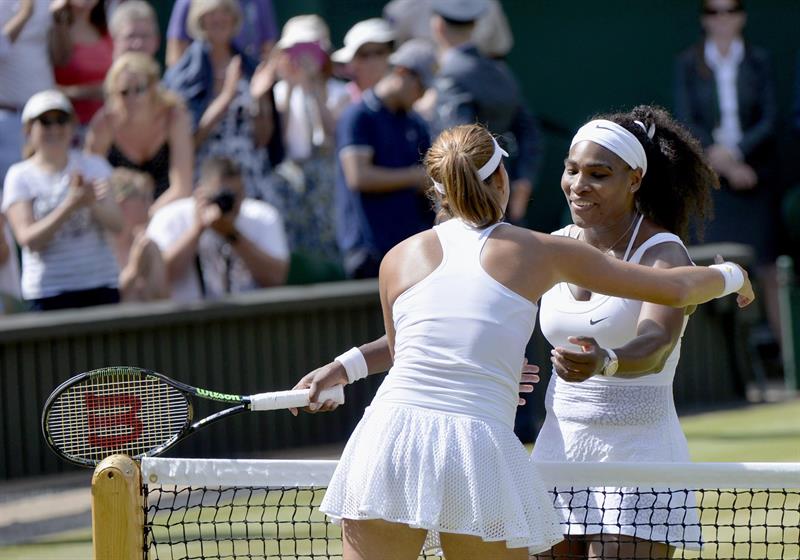 Serena Williams y Garbiñe Muguruza tras la final de Wimbledon 2015