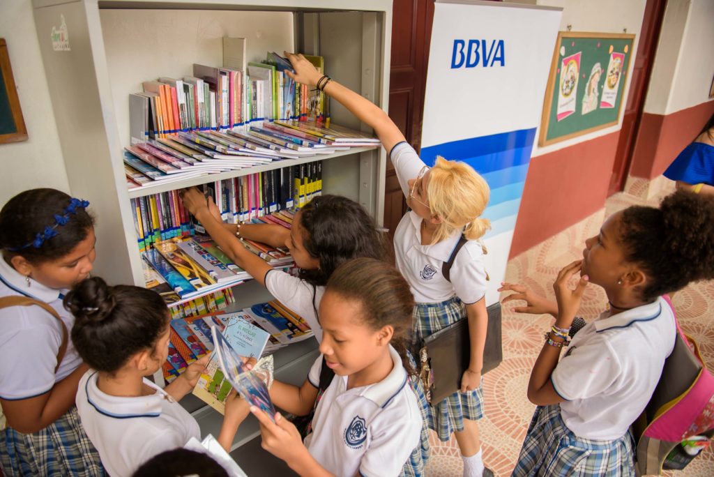 Fotografía de BBVA Colombia en la entrega bibliotecas a colegios en el marco del Plan Nacional de Lectura Fotografía de BBVA Colombia durante la entrega bibliotecas a colegios