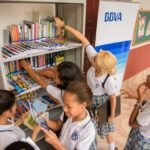 Fotografía de BBVA Colombia durante la entrega bibliotecas a colegios