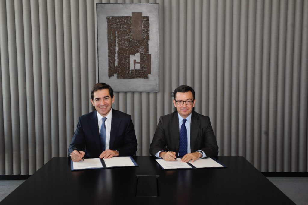 Carlos Torres Vila y Román Escolano, en la firma del acuerdo Fotografía Carlos Torres Vila y Román Escolano, en la firma del acuerdo