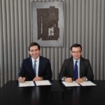 Fotografía Carlos Torres Vila y Román Escolano, en la firma del acuerdo