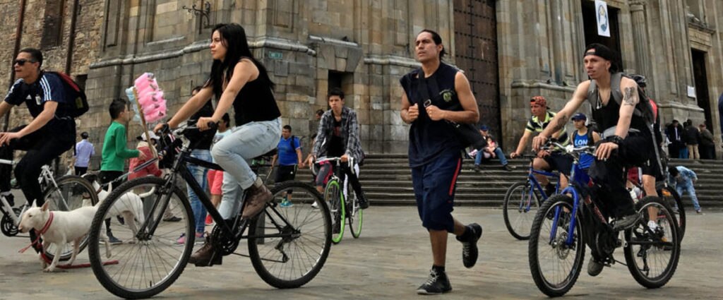 Ciclovía un domingo en Bogotá Fotografía de una ciclovía un domingo en Bogotá
