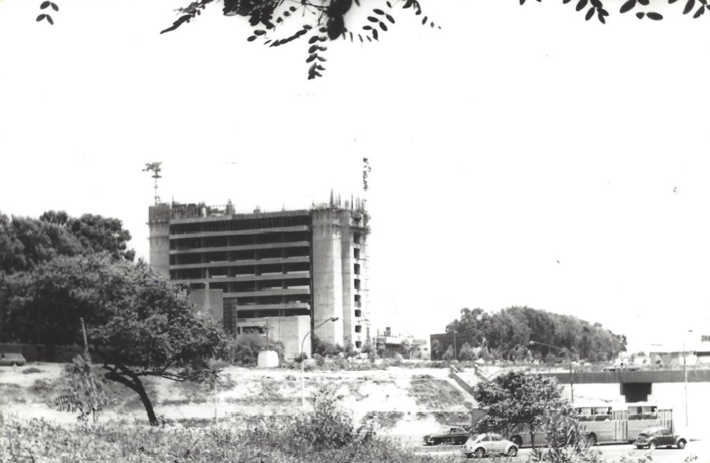 Aspecto de la construcción del edificio emblemático de BBVA Continental en 1979 Fotografia de Construccion Sede Central BBVA Continental Lima