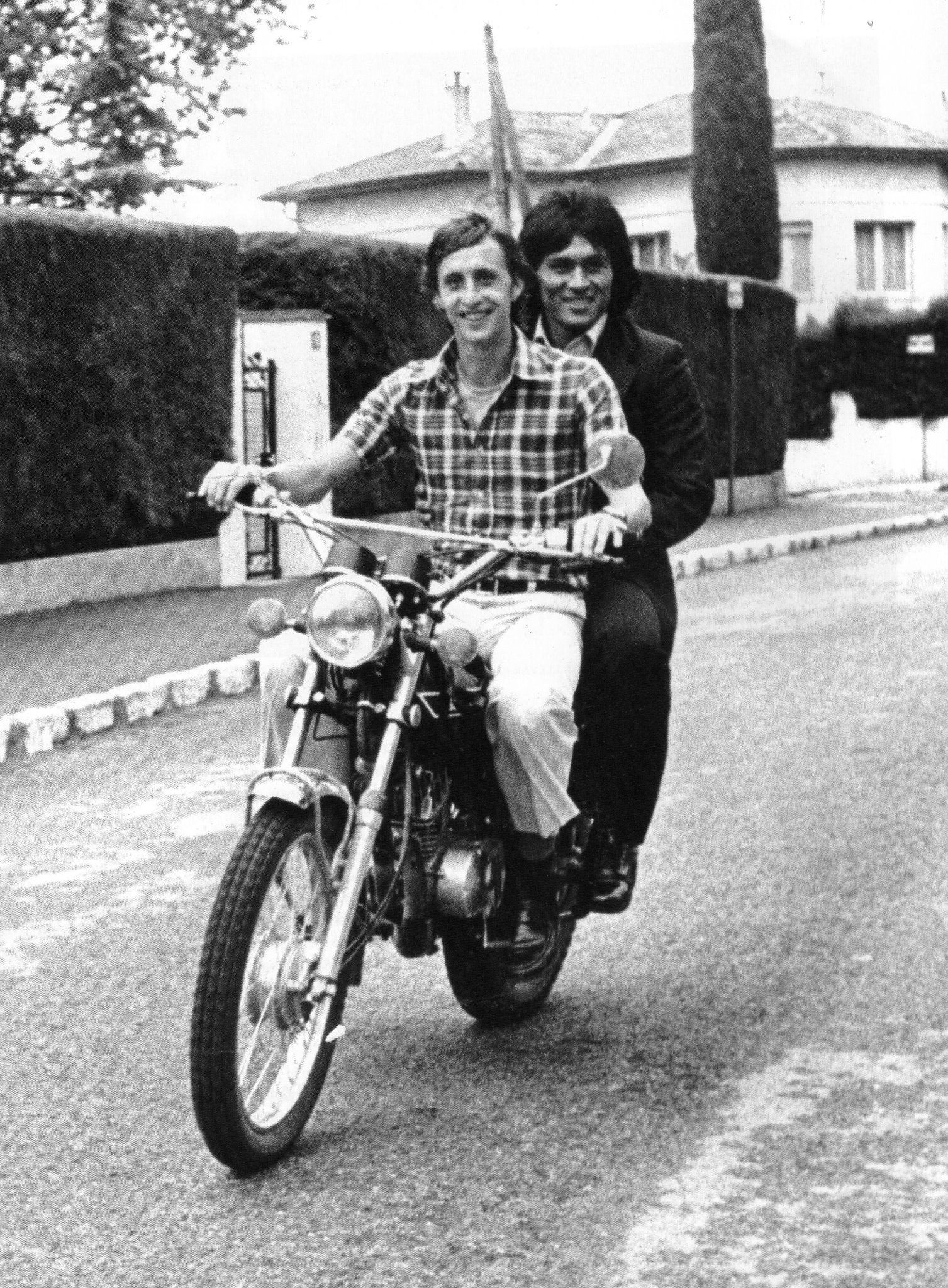 Hugo Sotil y Johan Cruyff F.C Barcelona fútbol deportistas Fotografía de Hugo Sotil y Johan Cruyff F.C Barcelona fútbol deportistas BBVA