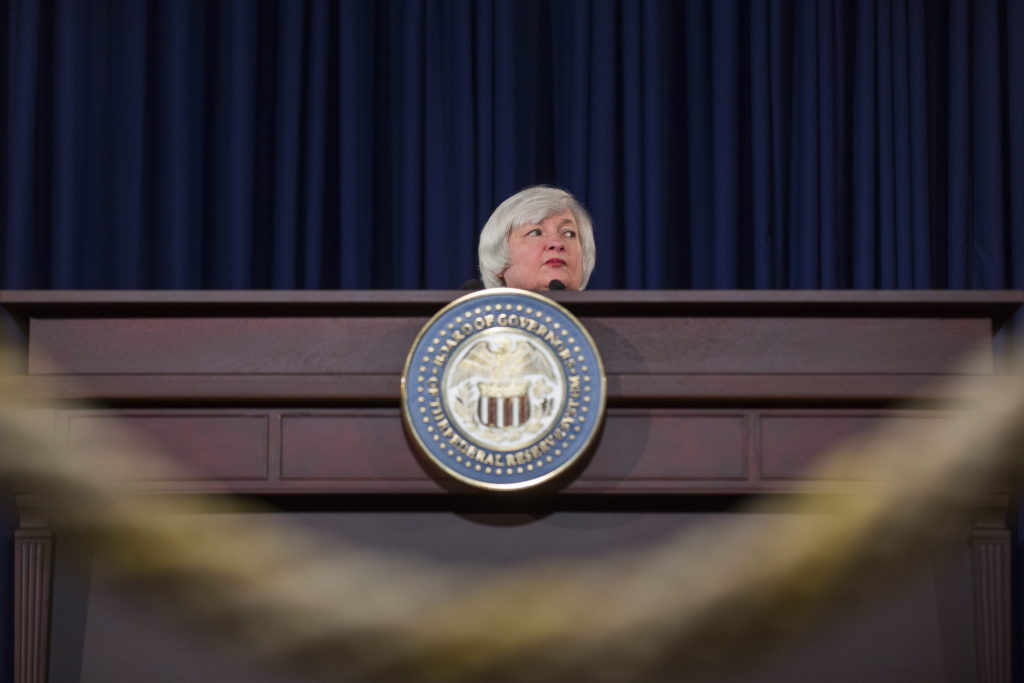 FED. WASHINGTON DC (EE.UU.), 17/09/2014.- La presidenta de la Reserva Federal (Fed) de EE.UU., Janet Yellen, habla en una rueda de prensa tras una reunión del Comité federal de Mercados Abiertos hoy, miércoles 17 de septiembre de 2014, en Washington DC, donde reiteró que los tipos de interés de entre el 0 % y el 0,25 % se mantendrán sin modificación por un Reserva Federal