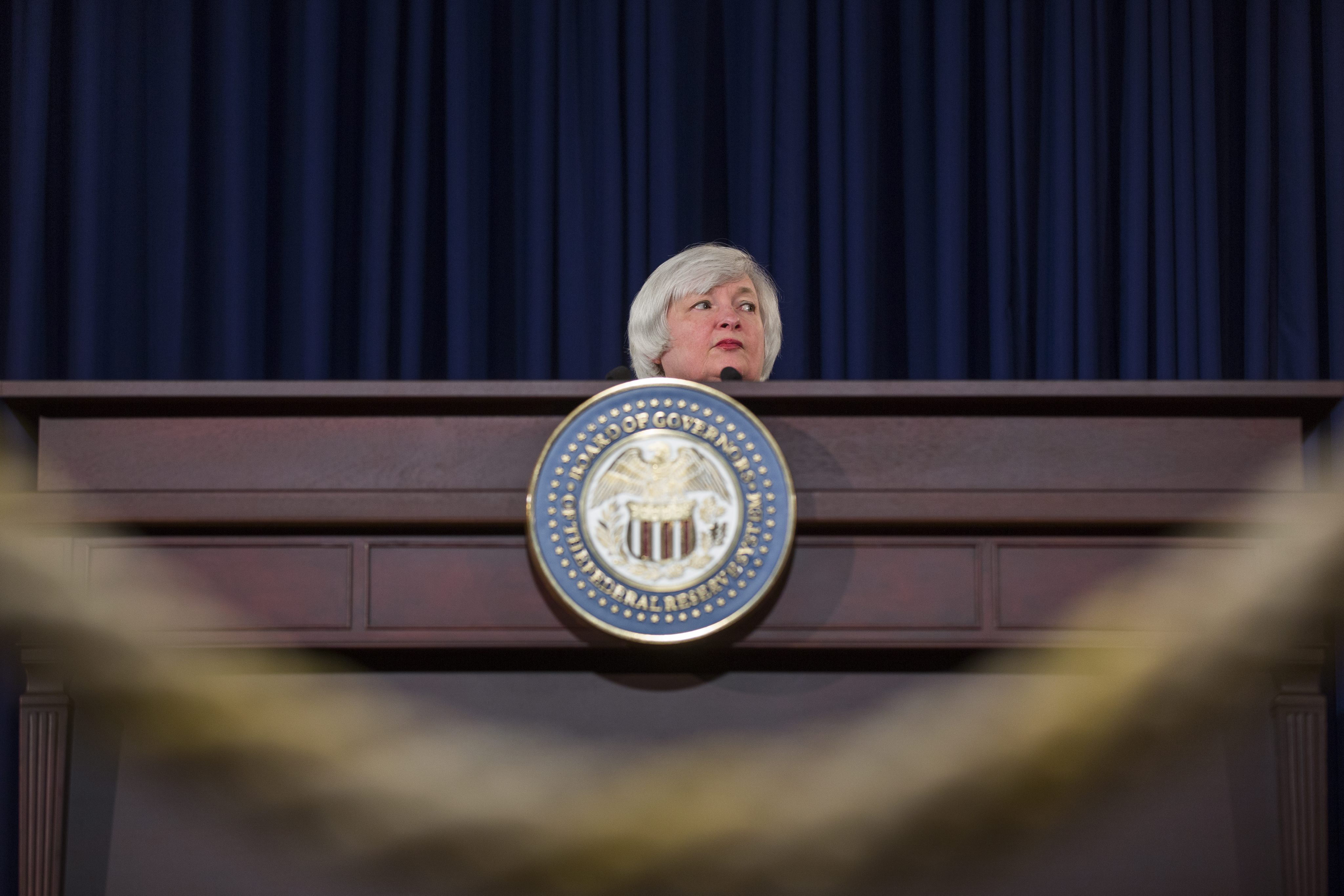 FED. WASHINGTON DC (EE.UU.), 17/09/2014.- La presidenta de la Reserva Federal (Fed) de EE.UU., Janet Yellen, habla en una rueda de prensa tras una reunión del Comité federal de Mercados Abiertos hoy, miércoles 17 de septiembre de 2014, en Washington DC, donde reiteró que los tipos de interés de entre el 0 % y el 0,25 % se mantendrán sin modificación por un Reserva Federal