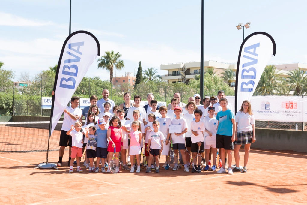 Fotografía de Garbiñe Muguruza con un grupo de jóvenes en Mallorca en un evento organizado por BBVA