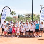 Fotografía de Garbiñe Muguruza con un grupo de jóvenes en Mallorca en un evento organizado por BBVA