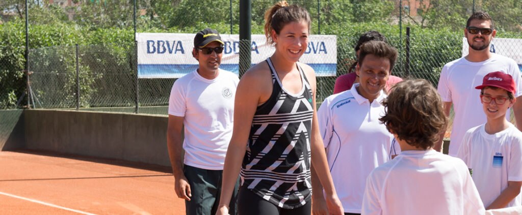 Fotografía de Garbiñe Muguruza con unos jóvenes tenistas en Mallorca en un evento organizado por BBVA