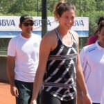 Fotografía de Garbiñe Muguruza con unos jóvenes tenistas en Mallorca en un evento organizado por BBVA