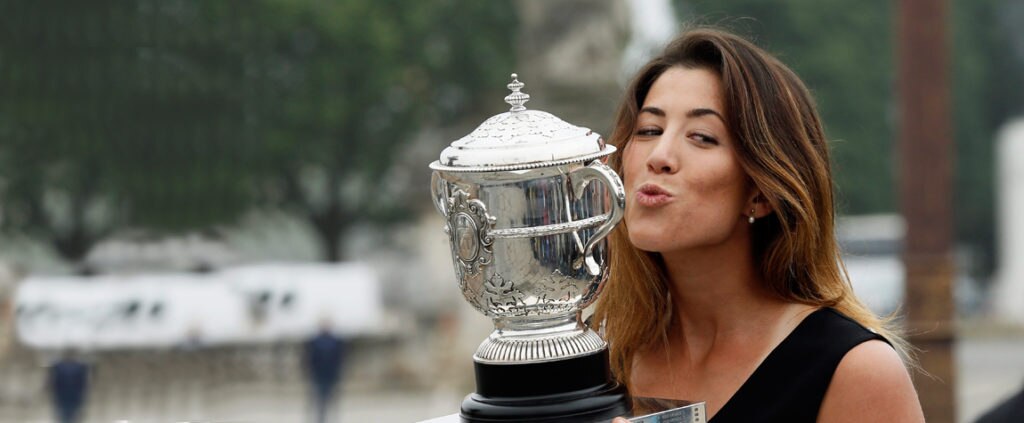 Fotografía de Garbiñe Muguruza con trofeo campeona Roland Garros en Plaza de la Concordia