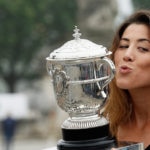 Fotografía de Garbiñe Muguruza con trofeo campeona Roland Garros en Plaza de la Concordia