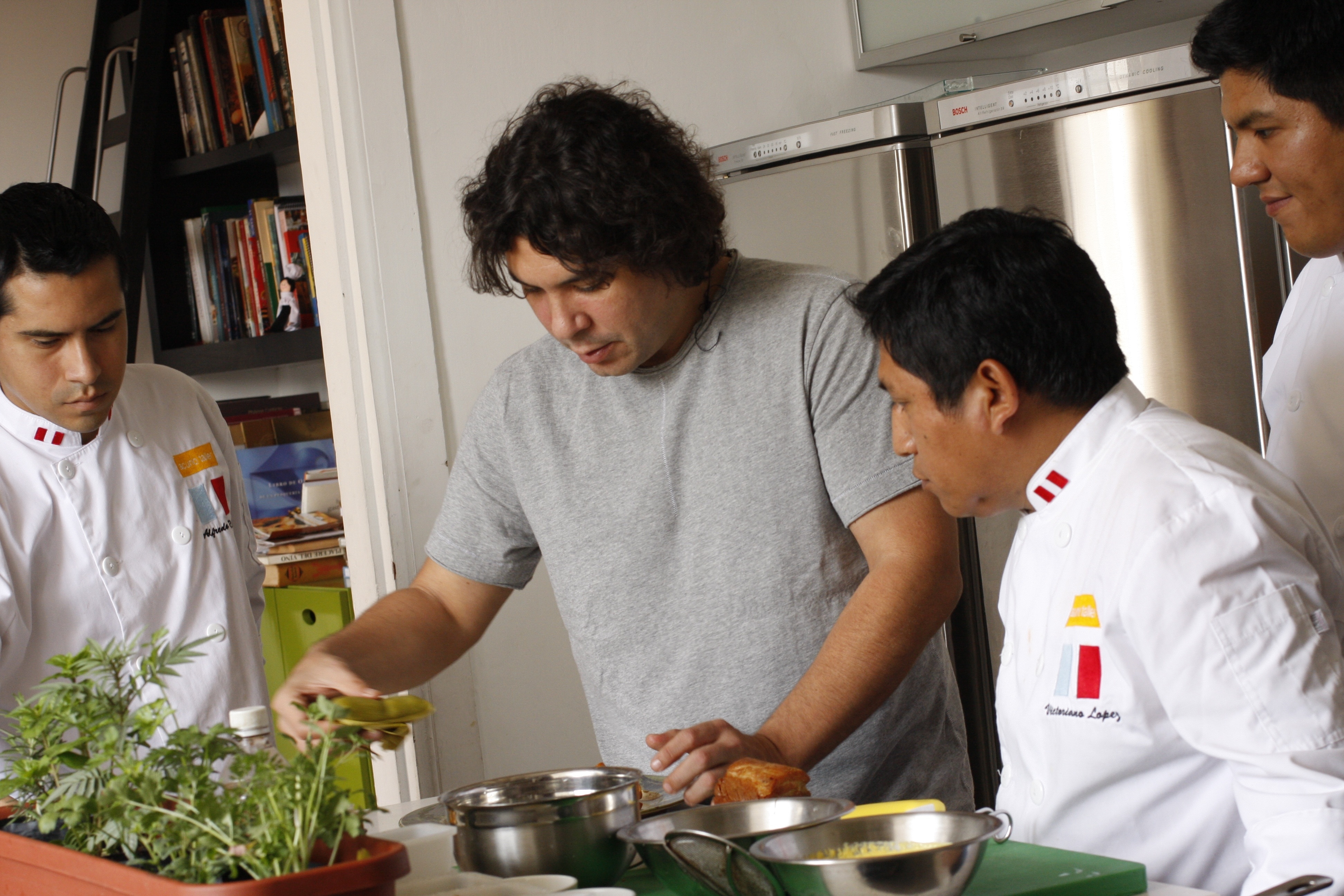 Gastón Acurio en la cocina Fotografía de Gastón Acurio