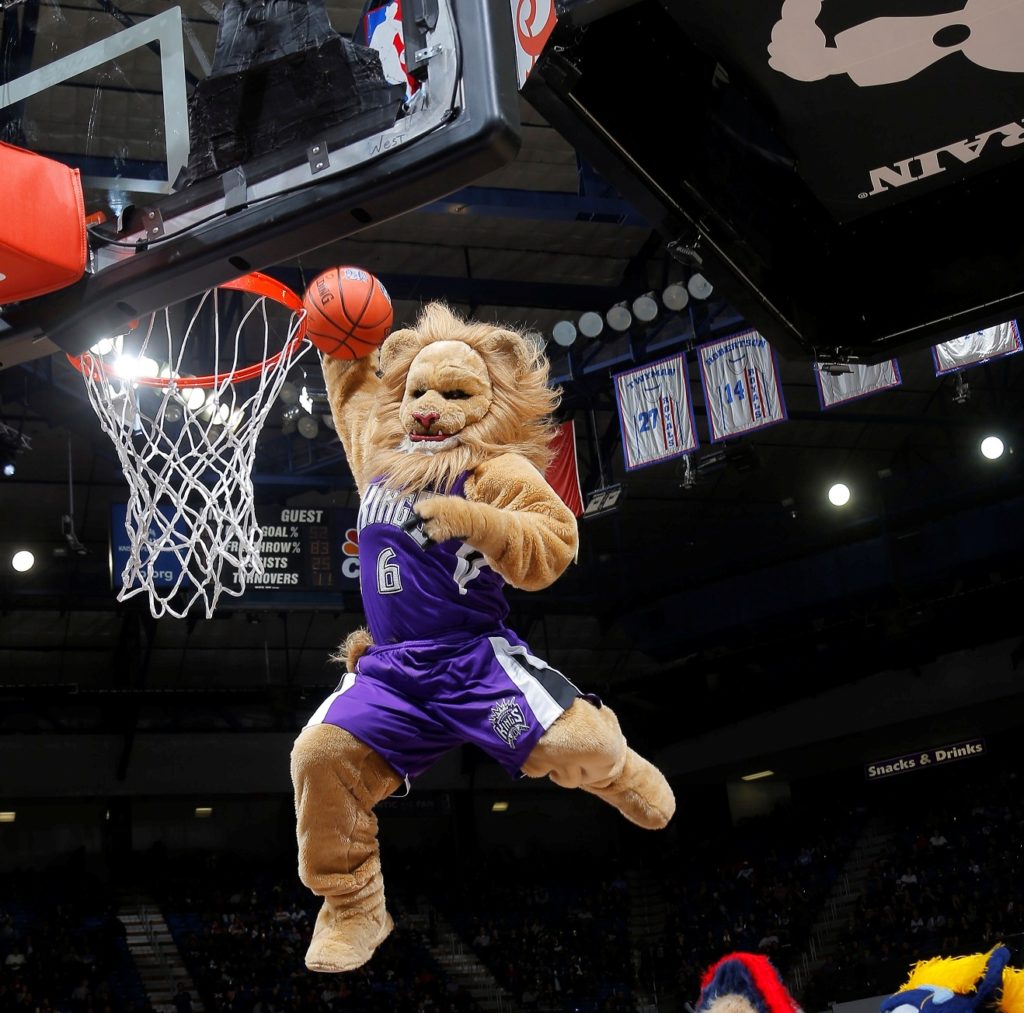 Slamson the Lion la mascota de los Sacramento Kings estará en Valencia en el NBA Mascota NBA Sacramento Kings hace un mate en la pista de baloncesto