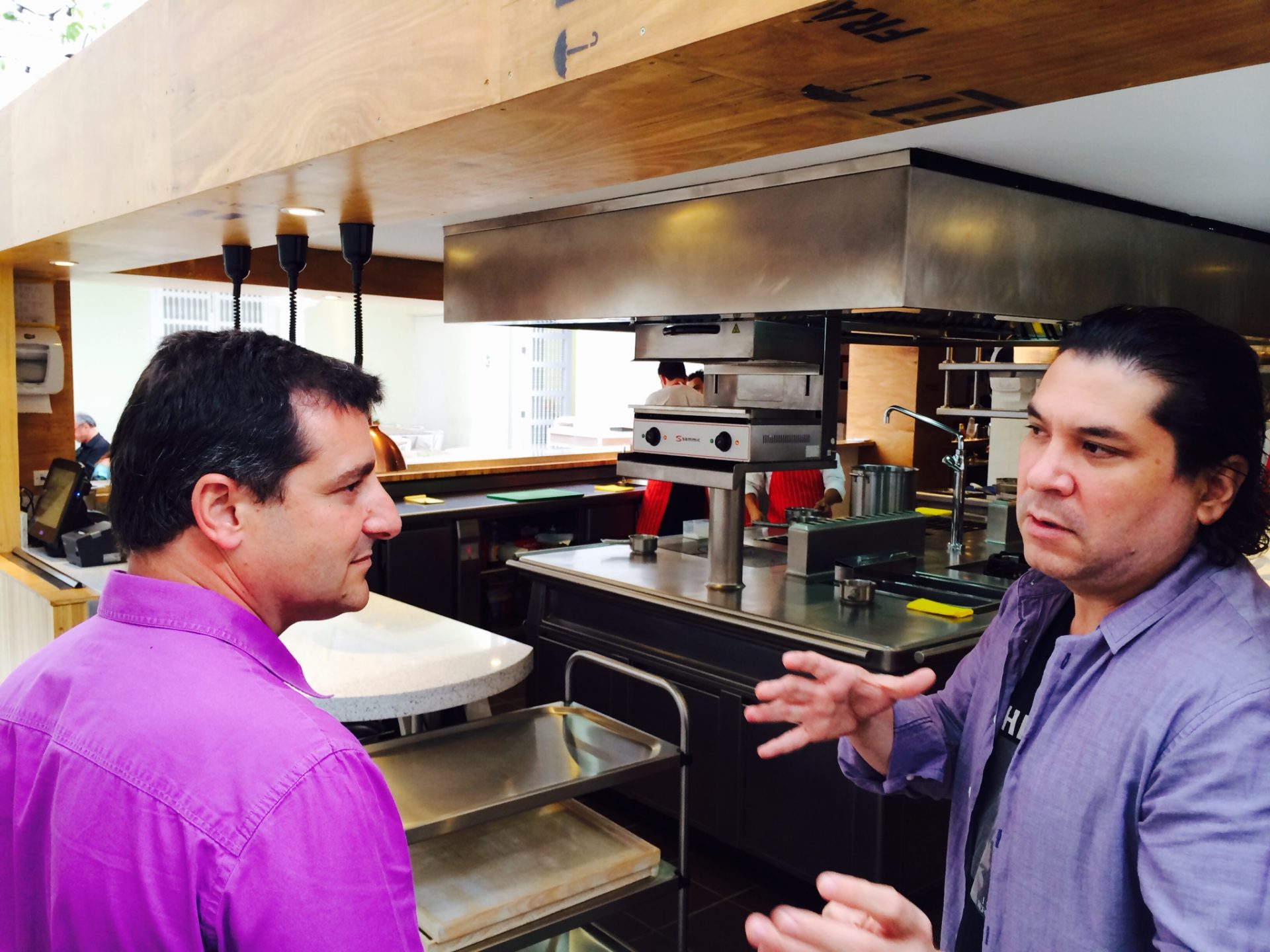 Fotografía de Josep Roca y Gastón Acurio, visitando una de las cocinas de Casa Moreira, en Lima