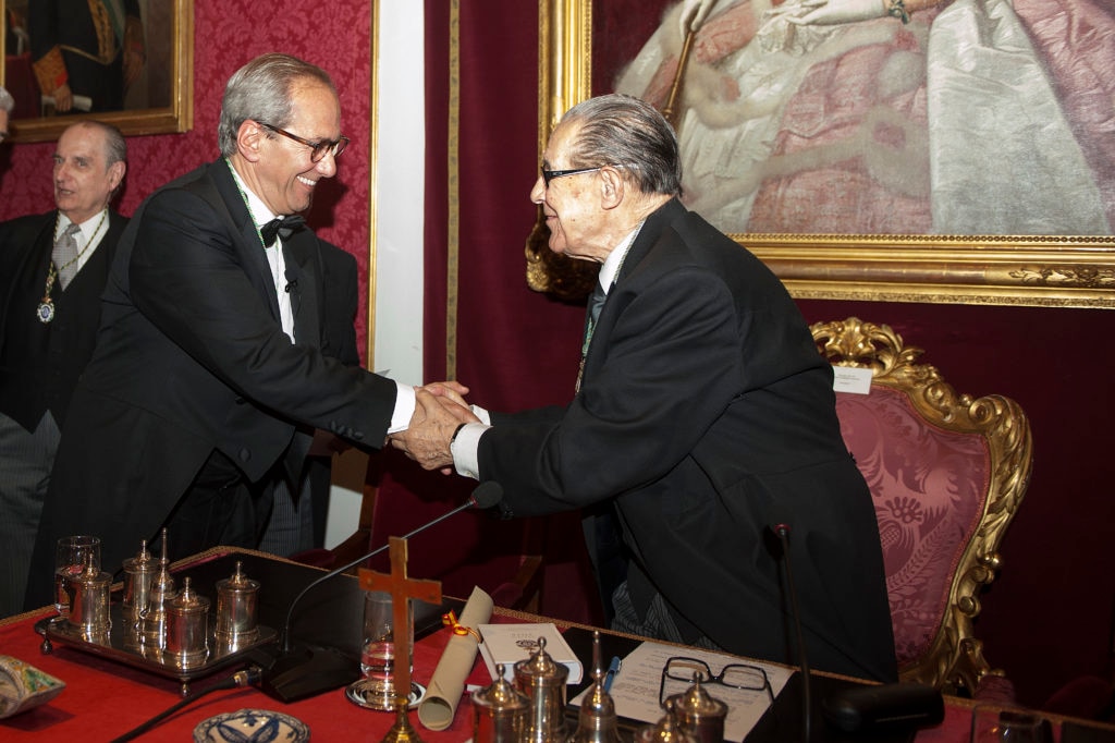 Juan Velarde, presidente de la Real Academia de Ciencias Morales y Políticas, entrega la medalla a José Manuel González-Páramo