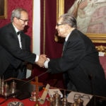 Juan Velarde, presidente de la Real Academia de Ciencias Morales y Políticas, entrega la medalla a José Manuel González-Páramo