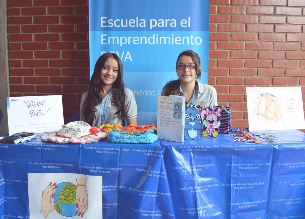 Jóvenes Emprendedores que hacen parte del programa Escuela para el Emprendimiento de BBVA en Colombia Jóvenes Escuela para el Emprendimiento de BBVA en Colombia