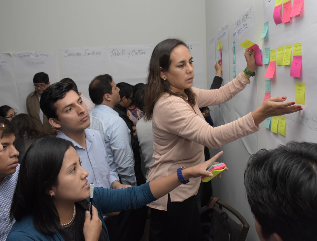 Fotografía de nueva metodología trabajo cambio cultural scrum Peru BBVA