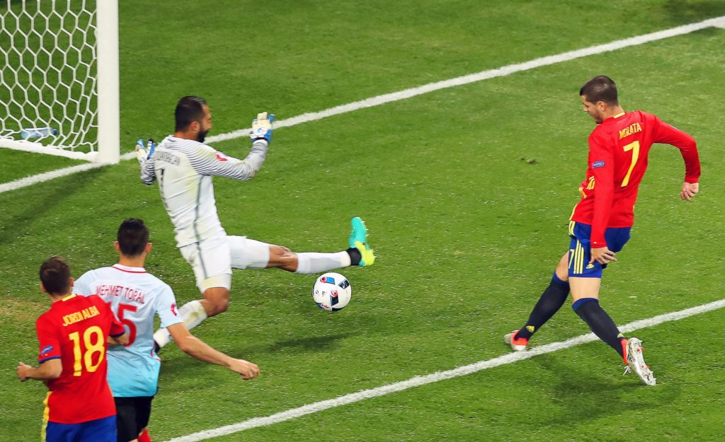 Fotografía de Álvaro Morata marca el tercer gol de España contra Turquía en la Eurocopa 2016